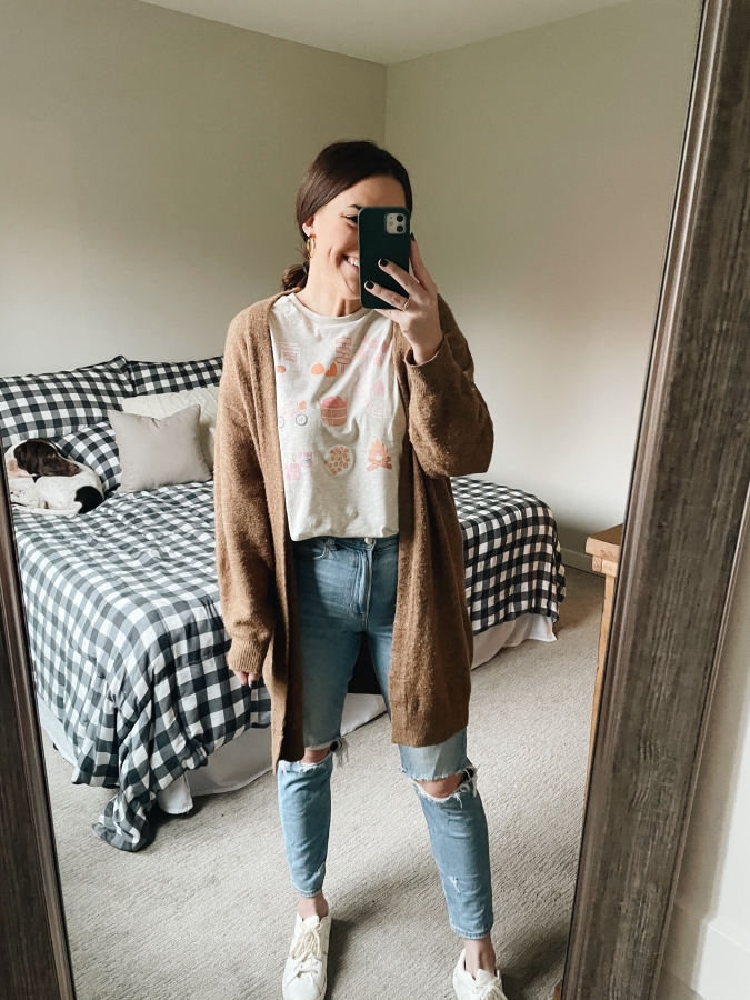 Fall outfit with graphic tee and long cardigan and sneakers